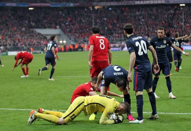 Fussball, Champions League, 2015 2016, Herren, Halbfinale, Rückspiel, 03.05.2016, FC Bayern München - Atletico Madrid 2-1, v.l. Aktion, Schlusspfiff, Jubel nach Spiel, b Jan Oblak, Atletico Madrid, Diego Godin, Atletico Madrid, Juanfran, Atletico Madrid, Jose Maria Gimenez, Atletico Madrid, Freud und Leid, Jubel und Enttäuschung, im Hintergrund, dahinter, hinten, Robert Lewandowski, FC Bayern München, Javi Martinez, FC Bayern München,