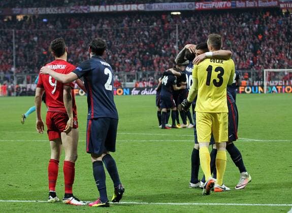 Fussball, Champions League, 2015 2016, Herren, Halbfinale, Rückspiel, 03.05.2016, FC Bayern München - Atletico Madrid 2-1, v.l. Aktion, Schlusspfiff, Jubel nach Spiel, Freud und Leid, Jubel und Enttäuschung, Robert Lewandowski, FC Bayern München, Diego Godin, Atletico Madrid, Jan Oblak, Atletico Madrid, Juanfran, Atletico Madrid,
