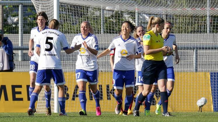 Die Spielerinnen des 1. FFC Frankfurt jubeln mit Torschützin Mandy Islacker (Frankfurt, 17) über das frühe 1:0, Jubel, Torjubel, Torerfolg, celebrate the goal, goal, celebration, Jubel ueber das Tor, optimistisch, Action, Aktion, Fussball, Allianz Frauen-Bundesliga, 1. FFC Frankfurt - FF USV Jena, xozx
