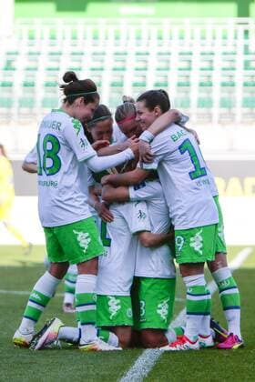 Fußball, Allianz Frauen Bundesliga, VfL Wolfsburg - TSG 1899 Hoffenheim; Jubel, Torjubel, Freude, Emotion, Torerfolg, Aktion, action, goal, goal celebration, celebrates nach 3:0 durch Zsanett Jakabfi (Wolfsburg, 3). xtgx