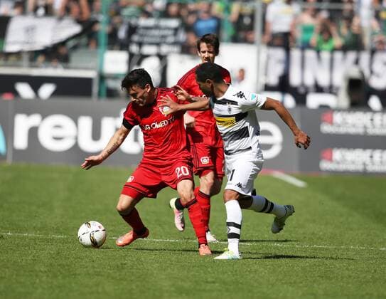 Moenchengladbach, Fussball, Herren, 1BL, Saison 2015 2016, Borussia Mönchengladbach- Bayer 04 Leverkusen , 07.05.2016, Stadion im Borussia Park, Charles Aranguiz, Robbie Kruse, Beide Bayer 04 Leverkusen, Mönchengladbach,Raffael, Gladbach