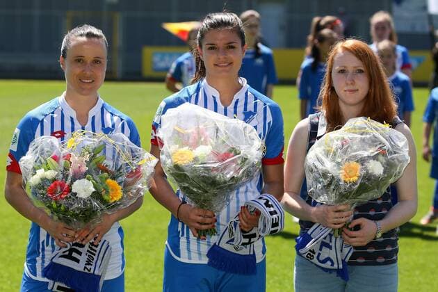 v.li.: Theresa Betz (Hoffenheim, 20), Katharina Kiel (Hoffenheim, 22), Lena Weiss (Hoffenheim, 2), Verabschiedung vor dem Spiel, Fussball, Allianz Frauen-Bundesliga, TSG 1899 Hoffenheim - SV Werder Bremen, xozx
