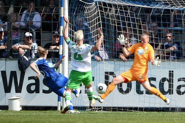 Fussball, Frauen, 1. Bundesliga, Saison 2015 2016 (21. Spieltag), 1. FFC Turbine Potsdam - VfL Wolfsburg, Laura Linder (Nr. 25, 1. FFC Turbine Potsdam) erzielt das Tor zum x2:0, Nilla Fischer (Nr. 4, VfL Wolfsburg) und TW Almuth Schult (Nr. 1, VfL Wolfsburg) können nicht mehr eingreifen, 08.05.16,