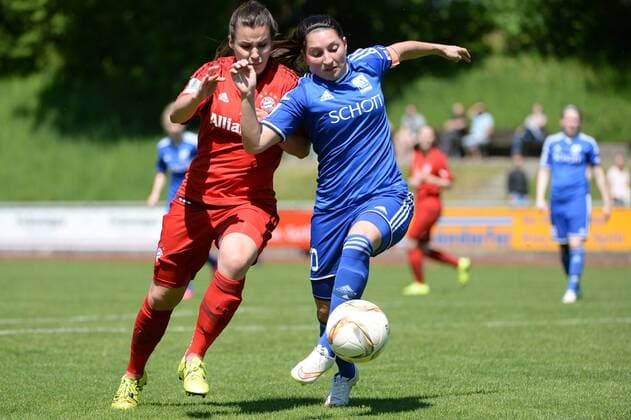 v.li.: Anna Schlarb (FC Bayern München II, 5) Deniz Nadine Öser (Oeser, TSV Schott Mainz, 10) im Zweikampf, Duell, duel, tackle, Dynamik, Action, Aktion, Fussball, 2. Frauen-Bundesliga Süd, FC Bayern München II - TSV Schott Mainz, xslx