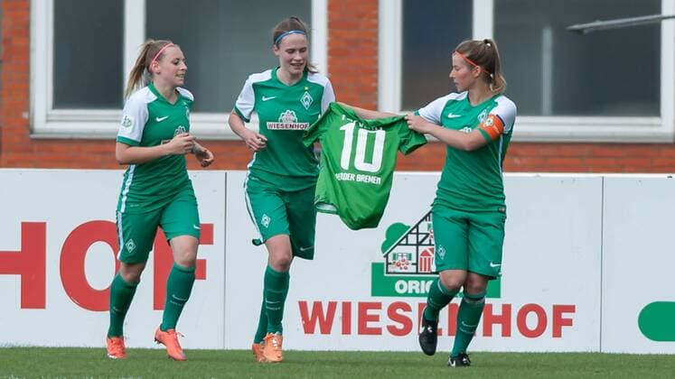 v.li.: Cindy König (Konig, Koenig, SV Werder Bremen, 11), Reena Wichmann (SV Werder Bremen, 14) und Marie-Louise Eta (SV Werder Bremen, 6) zeigen beim Torjubel ein Trikot von Assistenztrainerin, Co-Trainerin Chadia Freyhat (SV Werder Bremen), die vor dem Spiel verabschiedet wurde, Fussball, Allianz Frauen-Bundesliga, SV Werder Bremen - 1. FFC Turbine Potsdam, xobx