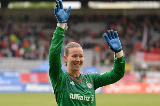 v.li.: Tinja-Riikka Korpela (Torwart, Torfrau, FC Bayern München, FCB, 32) bedankt sich bei den Fans, bedanken, Dank, Feiern, optimistisch , Fussball, Allianz Frauen-Bundesliga, FC Bayern München - TSG 1899 Hoffenheim, xslx