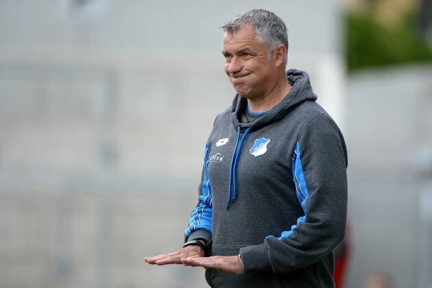 v.li.: Jürgen Ehrmann (Juergen Ehrmann, Trainer, Hoffenheim) gibt Anweisungen, gestikuliert, mit den Armen gestikulieren, gives instructions, gesticulate Einzelbild, Aktion, Action Porträt, Portrait , Fussball, Allianz Frauen-Bundesliga, FC Bayern München - TSG 1899 Hoffenheim, xslx