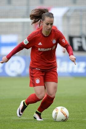 v.li.: Sara Ilonka Däbritz (Sara Daebritz, FC Bayern München, FCB, 33) Freisteller, Einzelbild, Aktion, Action , Fussball, Allianz Frauen-Bundesliga, FC Bayern München - TSG 1899 Hoffenheim, xslx