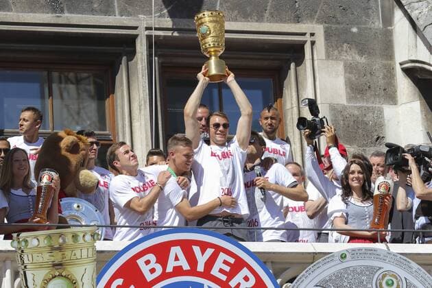 Manuel NEUER, FCB 1 Mario GOETZE, FCB 19 Joshua KIMMICH, FCB 32 FC BAYERN MUENCHEN feiert am Marienplatz auf dem Balkon des Rathaus Meisterschaft und DFB Pokal Sieg Fussball 1. Bundesliga , Muenchen, am 22.05.2016, 34.Spieltag, Saison 2015 2016, 1.Liga, 1.Bundesliga,FCB