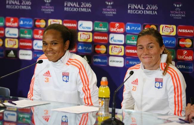 Fußball, Damen, CL Finale, Olympique Lyon PK und Training Wolfsburg vs Lyon, CL Frauen, Finale, Vorberichte Reggio Emilia, Italien 25.05.2016, FUßBALL - VfL Wolfsburg vs Olympique Lyon, Finale, UEFA Frauen Champions League, Mapaei Stadium, Training, PK, Saison 2015 16. Bild zeigt: Wendie RENARD (Olympique Lvon), CamilleAbily (Olympique Lvon) während der Pressekonferenz. Reggio Emilia