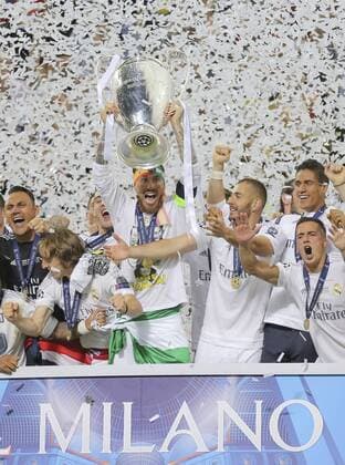Sergio RAMOS, Real Madrid 4 Toni KROOS, Real Madrid 8 PEPE, Real Madrid 3 Keylor NAVAS, Real Madrid 1 Cristiano RONALDO, Real Madrid 7 Karim BENZEMA, Real 9 Gareth BALE, Real Madrid 11 Luka MODRIC, Real Madrid 19 Zinedine ZIDANE, Trainer Real Madrid Champions League Trophy ceremony, celebration REAL MADRID - ATLETICO MADRID 5-4 a.P. Fussball UEFA Champions League, Final, Milano, Italy, May 28th, 2016 CL Saison 2015 2016