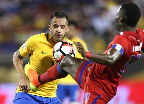 Copa America, Brasilien besiegt Haiti June 8, 2016 - Orlando, FL, USA - Brazil midfielder Renato Augusto, left, and Haiti midfielder James Marcelin collide in Copa America group stage action at Camping World Stadium in Orlando, Fla., on Wednesday, June 8, 2016. Brazil won, 7-1. Copa America: Brazil vs. Haiti in Orlando - ZUMAm67_