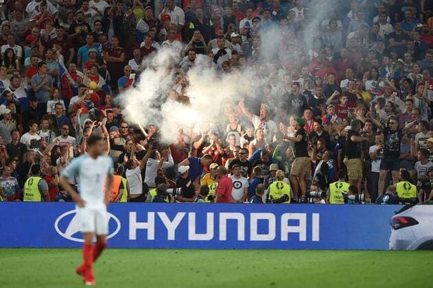russische Fans,Fussballfans zuenden Feuer,Pyrotechnik,Feuerwerk,Feuer,Flammen,Bengalo,Bengalos,Randale. Vorrunde Gruppe B, Spiel M04,England (ENG)-Russland (RUS) 1-1, am 11.06.2016 in Marseille,Stade Velodrome Fussball EM 2016 in Frankreich vom 10.06. - 10.07.2016.