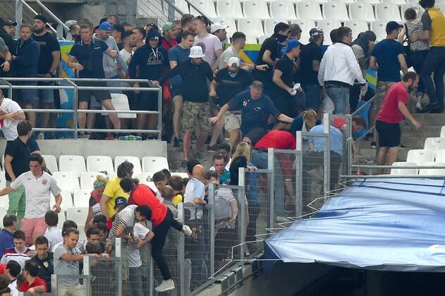 Randale ,Ausschreitungen auf der Tribuene zwischen russischen und englischen Fans,Hooligans,Randalierer,Gewalt,Panik.Pruegel,Pruegelszene. Vorrunde Gruppe B, Spiel M04,England (ENG)-Russland (RUS) 1-1, am 11.06.2016 in Marseille,Stade Velodrome Fussball EM 2016 in Frankreich vom 10.06. - 10.07.2016.