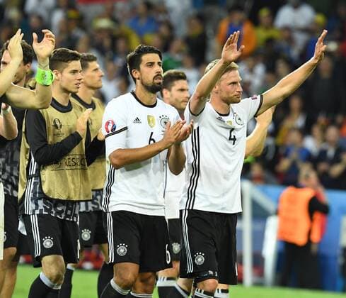 Lille, Herren Fussball Euro 2016, EM 2016, Vorunde Gruppe C, Vorrunde, Deutschland-Ukraine, 12.06.2016, Grand Stade Lille, Samie Khedira, Benedikt Höwedes, Schlussjubel