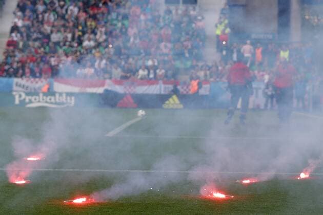 Fussball EURO 2016, EURO2016 17.06.2016, Fussball EURO 2016, EURO2016, Frankreich, France, St. Etienne, Saint-Etienne, Game 20, Match 20, Spiel 20, Stade Geoffroy Guichard, Group D, 2. Spieltag, MD2, Tschechien - Kroatien, CZE - CRO v.l. Pyrotechnik, werfen mit Pyrotechnik auf dem Rasen durch Ein Fan Fans der Kroatien, Fans of Croatia