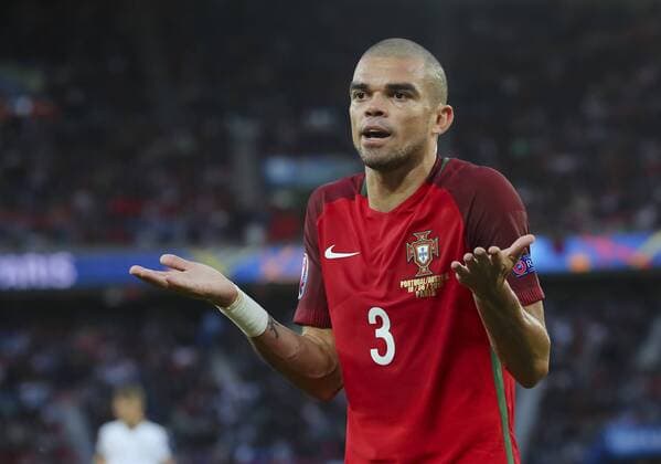 PEPE, Por 3 gestikuliert und gibt Anweisungen, Aktion, Einzelbild, Gestik, Geste, Handbewegung, zeigen, deuten Emotionen, enttaeuscht, Enttaeuschung, Frust, frustriert, Trauer ,traurig, verzweifelt, Verzweiflung PORTUGAL - AUSTRIA 0-0 Group F ,Football European Championships EURO at June 18, 2016 in Paris, Parc des Princes. Fussball, Nationalteam, Oesterreich, EURO