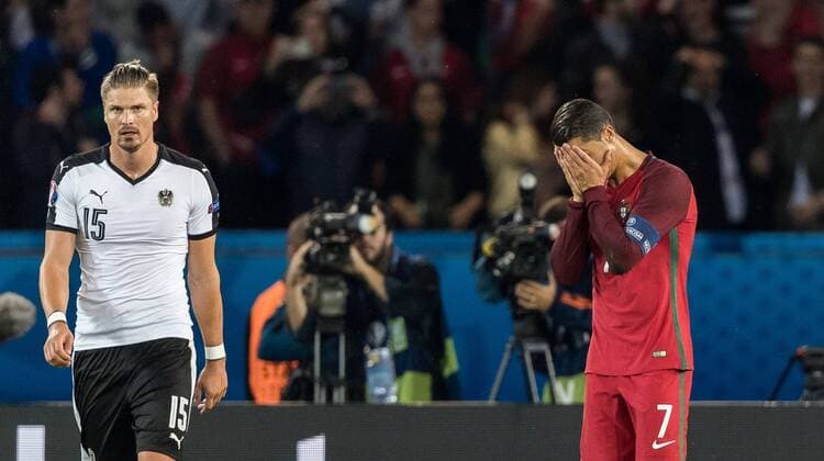 18.06.2016, Parc de Princes, Paris, FRA, UEFA EURO EM Europameisterschaft Fussball Frankreich, Portugal vs Oesterreich, Gruppe F, im Bild Sebastian Proedl (AUT), Cristiano Ronaldo (POR) Sebastian Proedl (AUT), Cristiano Ronaldo (POR) during Group F match between Portugal and Austria of the UEFA EURO 2016 France at the Parc de Princes in Paris, France on 2016 06 18. Paris EP_fei