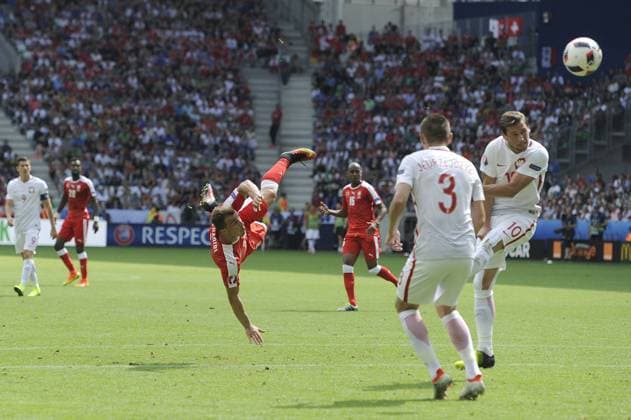 Themen der Woche - Sport Bilder des Tages - SPORT EURO 2016, Schweiz - Polen, Xherdan Shaqiri trifft per Fallrückzieher EURO 2016, Schweiz - Polen Mit einem tollen Seitfallzieher schiesst Xherdan SHAQIRI (SUI) das Tor zum 1-1,Aktion,Torschuss,Kunstschuss,akrobatisch, Achtelfinale, Spiel M37, Schweiz (SUI)-Polen (POL). 4-5 i.E am 25.06.2016 in St.Etienne,Stade Geoffroy-Guichard. Nationalteam, Fussball EM 2016 in Frankreich vom 10.06. - 10.07.2016.