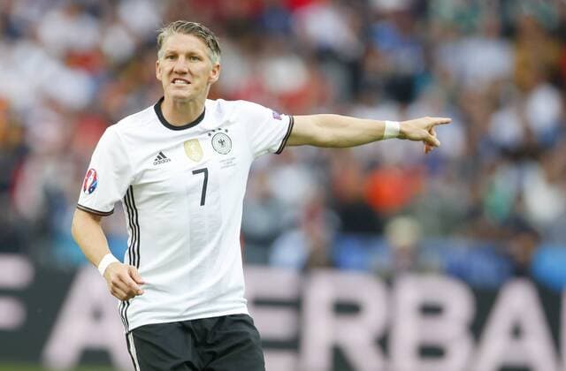Bastian SCHWEINSTEIGER, DFB 7 gestikuliert und gibt Anweisungen, Aktion, Einzelbild, Gestik, Geste, Handbewegung, zeigen, deuten Halbfigur, Freisteller , Aktion, Einzelbild, Portrait, Porträt, GERMANY - SLOVAKIA 3-0 Best of 16 ,Football European Championships EURO at 26th of June, 2016 in Lille, France. Fussball, Nationalteam,Deutschland, Slowakei, Achtelfinale