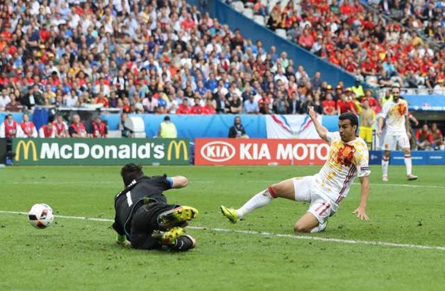 EURO 2016, Italien - Spanien Pedro Rodriguez of Spain shot is saved by Gianluigi Buffon of Italy during the Euro 2016 UEFA European Championship EM, Nationalteam, Europameisterschaft match at the Stade de France, Saint Denis, Paris. Picture date June 27th, 2016. Pic David Klein Sportimage EDITORIAL USE ONLY. No use with unauthorised audio, video, data, fixture lists, club league logos or live services. Online in-match use limited to 120 images, no video emulation. No use in betting, games or single club league player publications.