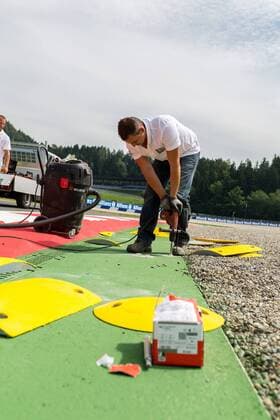 Formel 1, GP von Österreich in Spielberg 30.06.2016, Red Bull Ring, Spielberg, AUT, FIA, Formel 1, Grosser Preis von Oesterreich, Vorberichte, im Bild Arbeiten an der Strecke Workers on track during the Preparation for the Austrian Formula One Grand Prix at the Red Bull Ring in Spielberg, Austria on 2016 06 30. -Pressefoto Spielberg EP_ang