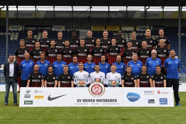 GER, 30.06.2016, xsvx, Fussball 3.Liga, SV Wehen Wiesbaden Porträttermin 2016 2017, Mannschaftsfoto emspor, hintere Reihe v.l. Kevin Pezzoni, Kevin Schindler, Manuel Schäffler, Michael Akoto, Christian Cappek, Daniel Wein, Stephane Mvibudulu, Robert Andrich, Fabian Franke, Steven Ruprecht. Dritte Reihe von links: Marc Lorenz, Luca Schnellbacher, Niklas Dams, Jaroslaw Lindner, Vladimir Kovac, Patrick Mayer, Sven Mende, Jann Bangert, Alf Mintzel, Michael Vitzthum. Zweite.Reihe von links: Sportdirektor Christian Hock, Cheftrainer Thorsten Fröhling, Torwart-Trainer Steffen Vogler, Co-Trainer Thomas Kupper, Zeugwart Torsten Conradi, Physiotherapeut Joachim Hademer, Physiotherapeut Sofronios Alexiou, Mannschaftsarzt Dr. Achim Bitschnau, Mannschaftsarzt Dr. Hanns-Dietrich Rahn, Mannschaftsarzt Dr. Eckart Listmann, Fitness- und Athletik-Trainer Sebastian Wagener. Erste Reihe von links: Nils-Ole Book, Jules Schwadorf, Patrick Funk, Jan Albrecht, Markus Kolke, Maximilian Reule, David Blacha, Sebastian Mrowca, Philipp Müller. Wiesbaden