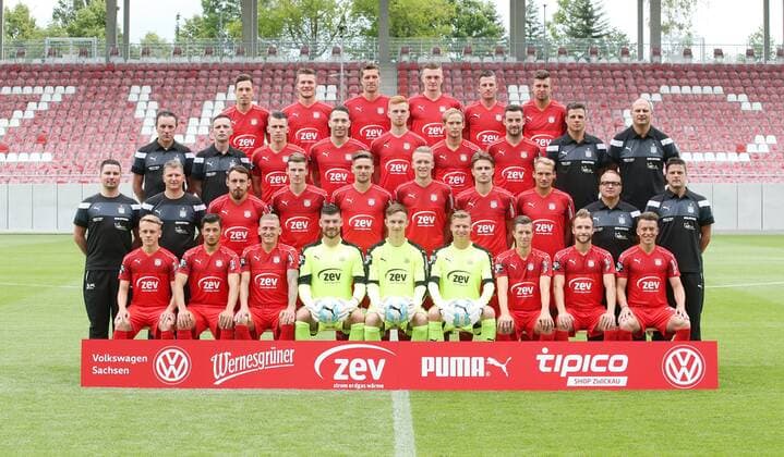 Team FSV Zwickau Fußball 3.Liga 2016 17 Zwickau, 02.07.2016, FSV Stadion, Fußball, 3.Liga, FSV Zwickau , Mannschaftspräsentation für die Saison 2016 2017. , Im Bild; vierte Reihe von vorn, v.l.n.r.: Marcel Bär Baer, Patrick Wolf, Ronny König, Alexander Sorge, Marcel Gebers, Davy Frick , dritte Reihe von vorn, v.l.n.r.: Mannschaftsleiter Mario Kallisch, Mannschaftsleiter Jens Schubert, Nils Miatke, Aykut Öztürk Oeztuerk, Lukas Wilton, Rene Lange, Morris Schröter, Torwarttrainer Steffen Süßner Suessner, Sportdirektor David Wagner , zweite Reihe von vorn, v.l.n.r.: Physiotherapeut Christian Puschmann, Physiotherapeut Sven Schubert, Robert Berger, Oliver Genausch, Jonas Nietfeld, Kevin Bönisch Boenisch, Robert Paul, Toni Wachsmuth, Co-Trainer Danny König, Trainer Torsten Ziegner , erste Reihe von vorn, v.l.n.r.: Felix Geisler, Michael Schlicht, Marc-Philipp Zimmermann, Johannes Brinkies, Max Rosenkranz, Marian Unger, Christoph Göbel Goebel, Mike Könnecke, Patrick Göbel ,