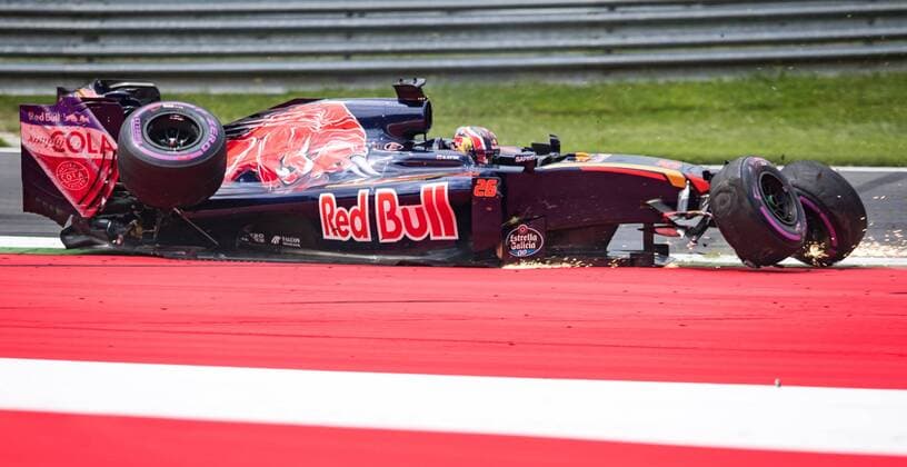 Formel 1, GP von Österreich, Crash von Daniil Kwjat 02.07.2016, Red Bull Ring, Spielberg, AUT, FIA, Formel 1, Grosser Preis von Oesterreich, Qualifying, im Bild Unfall von Daniil Kvyat (RUS) Scuderia Toro Rosso accident of Russian Formula One driver Daniil Kvyat of Scuderia Toro Rosso during the Qualifying for the Austrian Formula One Grand Prix at the Red Bull Ring in Spielberg, Austria on 2016 07 02. -Pressefoto Spielberg EP_gro