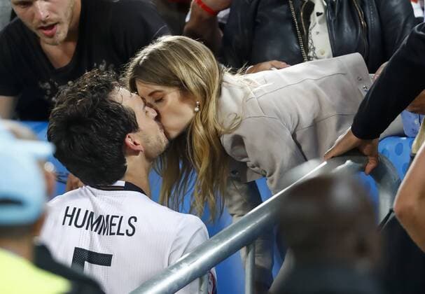 Mats HUMMELS, DFB 5 Kuss, kuessen, Kuesschen, zuwerfen, Mund Cathy Fischer, Ehefrau von Mats Hummels nach dem Sieg GERMANY - ITALY 7-6 n.E. Quarterfinal,Football European Championships EURO at 02 nd of July, 2016 in Bordeaux, France. Fussball, Nationalteam, Italien Deutschland, Viertelfinale