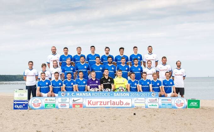 05.07.2016 - Mannschaftsfoto: FC Hansa Rostock - Hintere Reihe v.l.: Tobias Hamann (Physiotherapeut), Soufian Benyamina, Tommy Grupe, Marco Kofler, Dennis Erdmann, Marcus Hoffmann, Florian Esdorf, Stefan Karow (Torwart-Trainer) Mittlerre Reihe v.l.: Frank Scheller (Physiotherapeut), Christin Kühn Kuehn (Mannschaftsaerztin), Andreas Thiem (Zeugwart), Melvin Platje, Marcel Ziemer, Matthias Henn, Kerem Bülbül Buelbuel, Maximilian Ahlschwede, Julius Perstaller, Björn Bjoern Bornholdt (Athletik-Trainer), Uwe Ehlers (Co Trainer), Christian Brand (Trainer) Vordere Reihe v.l. Maik Baumgarten, Hasan Uelker Ülker, Michael Gardawaki, Ronny Garbuschewski, Torwart Samuel Aubele, Torwart Marcel Schuhen, Torwart Eric Behrens, Tobias Jänicke Jaenicke, Stephan Andrist, Stefan Wannenwetsch, Aleksandar Stevanovic Rostock Copyright: Eibner-Pressefoto EP_abg