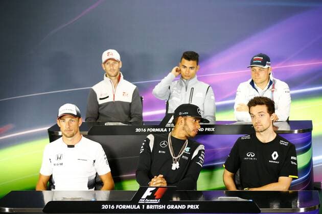 Motorsports: FIA Formula One World Championship WM Weltmeisterschaft 2016, Grand Prix of Great Britain, 22 Jenson Button (GBR, McLaren Honda Formula 1 Team), 44 Lewis Hamilton (GBR, Mercedes AMG Petronas Formula One Team), 30 Jolyon Palmer (GBR, Renault Formula 1 Team), 8 Romain Grosjean (FRA, Haas F1 Team), 94 Pascal Wehrlein (GER, Manor Racing F1 Team), 77 Valtteri Bottas (FIN, Williams Martini Racing), xHOCHxZWEIx