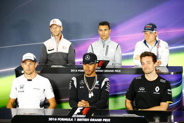Motorsports: FIA Formula One World Championship WM Weltmeisterschaft 2016, Grand Prix of Great Britain, 22 Jenson Button (GBR, McLaren Honda Formula 1 Team), 44 Lewis Hamilton (GBR, Mercedes AMG Petronas Formula One Team), 30 Jolyon Palmer (GBR, Renault Formula 1 Team), 8 Romain Grosjean (FRA, Haas F1 Team), 94 Pascal Wehrlein (GER, Manor Racing F1 Team), 77 Valtteri Bottas (FIN, Williams Martini Racing), xHOCHxZWEIx