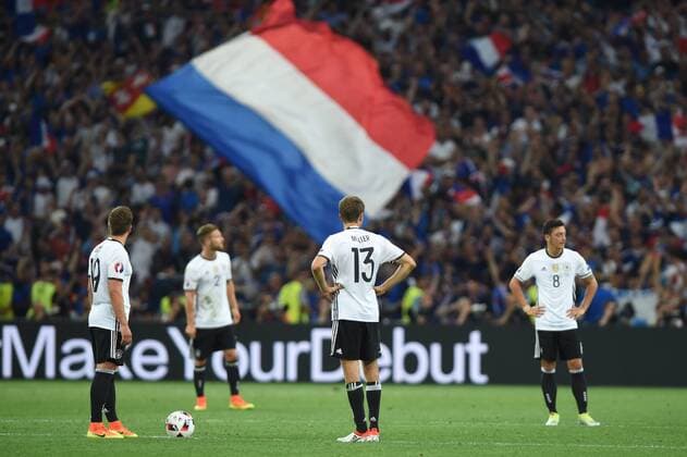 EURO 2016, Deutschland - Frankreich Deutsche Spieler,Enttaeuschung, Frust,enttaeuscht,frustriert,niedergeschlagen nach Gegentor,v.re:Mesut OEZIL (GER),Thomas MUELLER (MÜLLER) (GER),Mario GOETZE;GÖTZE (GER),Aktion,im Hintergrund die franzoesiche Flagge,Tricolore. Halbfinale Spiel M50 Deutschland (GER)-Frankreich (FRA) 0-2 am 07.07.2016 in Marseille,Stade Velodrome Fussball EM 2016 in Frankreich vom 10.06. - 10.07.2016.