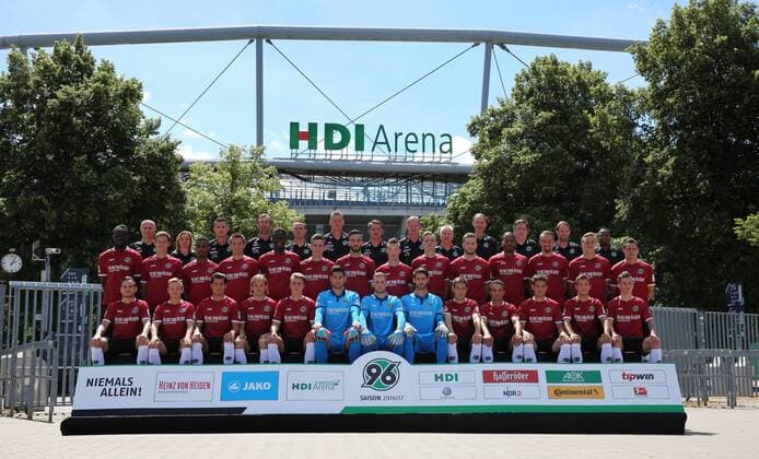 07.07.2016, Hannover Fussball, Fußball, GER, 2.BL, 2. Bundesliga, Portraettermin 2016-2017, Mannschaftsfoto Hannover 96 hintere Reihe v.li.: Servet Kaya (Zeugwart), Frauke Wilhelm (Sportpsychologin), Jens Vergers (Physiotherapeut), Dr. Felix Hessel (Mannschaftsarzt), Timo Rosenberg (Reha- und Athletiktrainer), Markus Gellhaus (Co-Trainer), Daniel Stendel (Trainer), Joerg Sievers (Torwarttrainer), Edward Kowalczuk (Reha- und Athletiktrainer), Ralf Blume (Physiotherapeut), Steffen Gniesmer (Physiotherapeut), Lars Barlemann (videoanalyst) und Raymond Saka (Zeugwart) mittlere Reihe v.li.: Salif Sane (5), Waldemar Anton (31), Noah Joel Sarenren Bazee (37), Artur Sobiech (9), Babacar Gueye (29), Valmir Sulejmani (38), Kenan Karaman (26), Mike Steven Baehre (28), Marius Wolf (21), Andre Hoffmann (15), Charlison Benschop (35), Florian Huebner (19), Timo Huebers und Edgar Prib vordere Reihe v.li.: Marvin Bakalorz (6), Uffe Bech (17), Miiko Albornoz (3), Iver Fossum (18), Felix Klaus (11), Philipp Tschauner (1), Timo Koenigsmann (40), Samuel Sahin-Radlinger (30), Fynn Arkenberg (33), Manuel Schmiedebach (8), Oliver Sorg (25), Sebastian Maier (10) und Tim Dierßen (34) Es fehlen: Felipe (20) und Prof. Dr. Axel Partenheimer (Mannschaftsarzt)