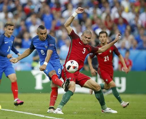 Fußball, EM Finale 2016 in Paris, Portugal - Frankreich 1:0 Dimitri PAYET, FRA 8 Zweikampf , Aktion um den Ball gegen PEPE, Por 3 , Aktion, Zweikampf, Spielszene, Tackling, Ball FRANCE - PORTUGAL Final ,Football European Championships EURO at 10 July, 2016 in Paris, Stade de France. Fussball, Nationalteam, Finale, 10.07.2016, Frankreich