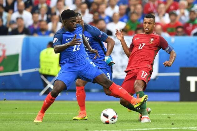 Fußball, EM Finale 2016 in Paris, Portugal - Frankreich 1:0 Fussball, Herren, Saison 2015 16, EM 2016 in Frankreich, Finale in Saint-Denis, Portugal - Frankreich, Samuel Umtiti (Nr. 22, Frankreich), Patrice Evra (Nr. 3, Frankreich), Nani (Nr. 17, Portugal), 10.07.2016,
