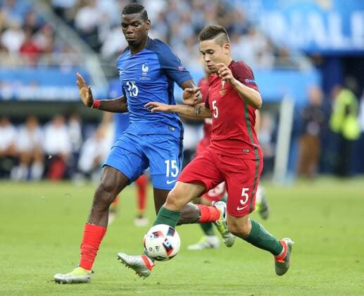 Fußball, EM Finale 2016 in Paris, Portugal - Frankreich 1:0 Paul Pogba of France tussles with Raphael Guerreiro of Portugal during the UEFA European Championship EM Europameisterschaft 2016 final match at the Stade de France, Paris. Picture date July 10th, 2016 Pic David Klein Sportimage EDITORIAL USE ONLY. No use with unauthorised audio, video, data, fixture lists, club league logos or live services. Online in-match use limited to 120 images, no video emulation. No use in betting, games or single club league player publications.