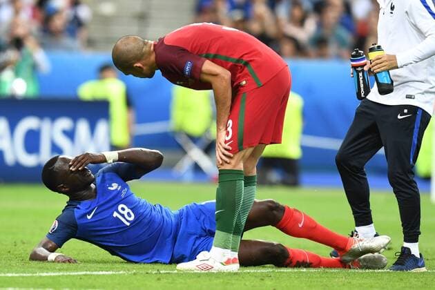 Fußball, EM Finale 2016 in Paris, Portugal - Frankreich 1:0 Fussball, Herren, Saison 2015 16, EM 2016 in Frankreich, Finale in Saint-Denis, Portugal - Frankreich, Moussa Sissoko (Nr. 18, Frankreich), Pepe (Nr. 3, Portugal), 10.07.2016,