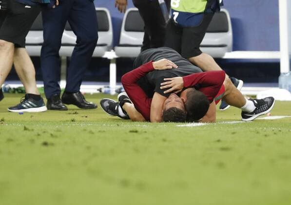 Fußball, EM Finale 2016 in Paris, Portugal - Frankreich 1:0 Bilder des Tages - Sport Cristiano RONALDO, Por 7 Verletzung, Verstauchung, Zerrung, Tape, Verband, Tapeverband, Wunde, Verletzung, Eis, Druckverband, Kompression, Kompressionsverband Knie Jubel, Freude, Emotionen, Feiern, Lachen, jubelt, freuen, reisst die Arme hoch, ballt die Faust , Schlussjubel liegt am Boden FRANCE - PORTUGAL 0-1 Final ,Football European Championships EURO at 10 July, 2016 in Paris, Stade de France. Fussball, Nationalteam, Finale, 10.07.2016, Frankreich