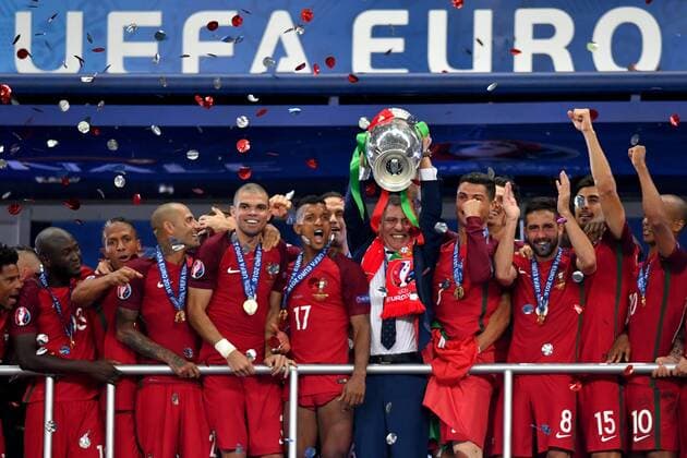 Fußball, EM Finale 2016 in Paris, Portugal - Frankreich 1:0 SOCCER - UEFA EURO EM Europameisterschaft Fussball 2016, POR vs FRA SAINT-DENIS,FRANCE,10.JUL.16 - SOCCER - UEFA European Championship EM Europameisterschaft 2016, final, international match Länderspiel Portugal vs France. Image shows the rejoicing of POR with Ricardo Quaresma, Pepe, Nani, head coach Fernando Santos, Cristiano Ronaldo, Joao Moutinho, Andre Gomes and Joao Mario (POR). GEPAxpictures xFlorianxErtl