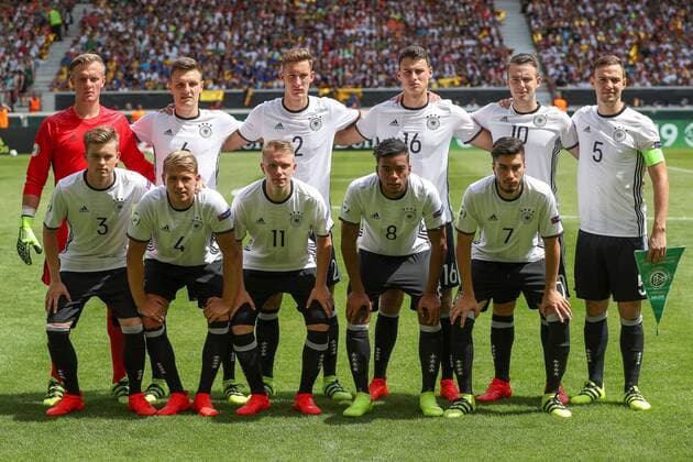 oben v.li.: Dominik Reimann (Torwart, Deutschland, 1), Gino Fechner (Deutschland, 6), Phil Neumann (Deutschland, 2), Janni Serra (Deutschland, 16), Max Besuschkow (Deutschland, 10), Benedikt Gimber (Deutschland, 5, Kapitän), unten v. li.: Maximilian Mittelstädt (Deutschland, 3), Lukas Boeder (Deutschland, 4), Philipp Ochs (Deutschland, 11), Benjamin Henrichs (Deutschland, 8), Suat Serdar (Deutschland, 7), Mannschaftsfoto, Aufstellung, Teamfoto, Mannschaft, Team, Gruppenbild, Startaufstellung, Fussball, UEFA U19 (U 19)-EM, Deutschland - Italien, xozx