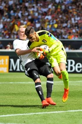 GER, UEFA U19 (U 19) EURO 2016, Vorrunde, Deutschland (GER) vs Italien (ITA) 11.07.2016, Mercedes Benz Arena, Stuttgart, GER, UEFA U19 (U 19) EURO 2016, First Round, Deutschland (GER) vs Italien (ITA), picture shows im Bild: Philipp Ochs ( 11, Deutschland Germany (GER)) gegen Alex Meret ( 1, Italien Italy (ITA) Foto © nordphoto Fabisch nordphotox xFabisch