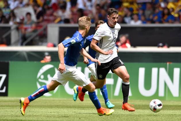 GER, UEFA U19 (U 19) EURO 2016, Vorrunde, Deutschland (GER) vs Italien (ITA) 11.07.2016, Mercedes Benz Arena, Stuttgart, GER, UEFA U19 (U 19) EURO 2016, First Round, Deutschland (GER) vs Italien (ITA), picture shows im Bild: Janni Serra ( 16, Deutschland Germany (GER)) gegen Filippo Romagna ( 5, Italien Italy (ITA) Foto © nordphoto Fabisch nordphotox xFabisch