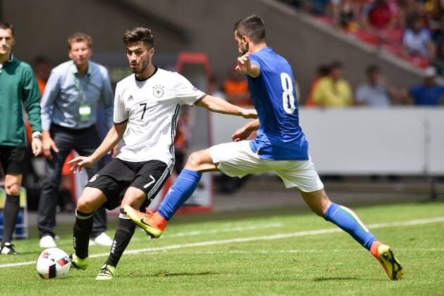 GER, UEFA U19 (U 19) EURO 2016, Vorrunde, Deutschland (GER) vs Italien (ITA) 11.07.2016, Mercedes Benz Arena, Stuttgart, GER, UEFA U19 (U 19) EURO 2016, First Round, Deutschland (GER) vs Italien (ITA), picture shows im Bild: Suat Serdar ( 7, Deutschland Germany (GER)) gegen Alberto Picci ( 8, Italien Italy (ITA) Foto © nordphoto Fabisch nordphotox xFabisch