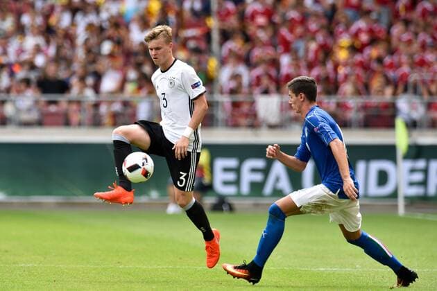 GER, UEFA U19 (U 19) EURO 2016, Vorrunde, Deutschland (GER) vs Italien (ITA) 11.07.2016, Mercedes Benz Arena, Stuttgart, GER, UEFA U19 (U 19) EURO 2016, First Round, Deutschland (GER) vs Italien (ITA), picture shows im Bild: Maximilian Mittelstädt Maximilian Mittelstaedt ( 3, Deutschland Germany (GER)) gegen Paolo Ghiglione ( 18, Italien Italy (ITA) Foto © nordphoto Fabisch nordphotox xFabisch