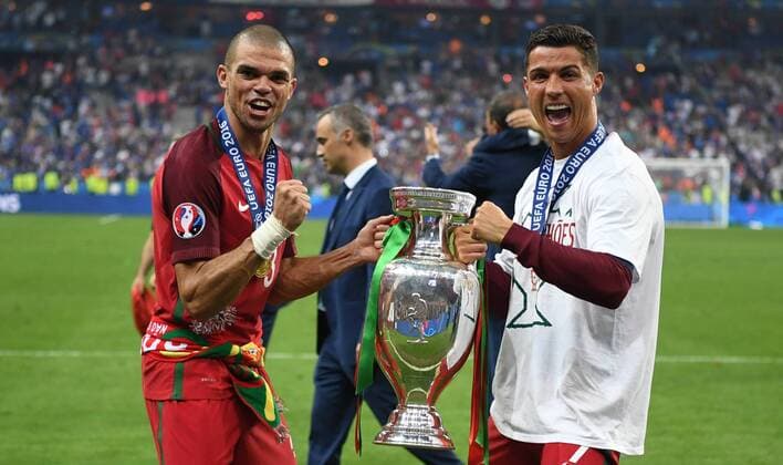 Cristiano Ronaldo (Portugal), und Pepe (Portugal),mit dem Pokal Portugal--Frankreich Portugal-France Final Tournament, Finale, Finale, Endspiel UEFA EURO EM Europameisterschaft Fussball 2016 France, Frankreich, EM, Europameisterschaft Fussball, Fussball, Fußball, Nationalmannschaft, Nationalteam, Länderspiel, Laenderspiel, men, Männer, Maenner, soccer, result Saint-Denis, 10.7.2016
