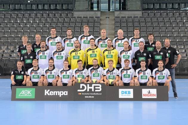 Hinten von links: Physiotherapeut Reinhold Roth, Mannschaftsarzt Prof. Dr. Kurt Steuer, Erik Schmidt (21), Hendrik Pekeler (13), Finn Lemke (6), Julius Kühn (35), Patrick Wiencek (7), Christian Dissinger (47), Co-Trainer Alexander Haase. Mitte: Physiotherapeut Peter Gräschus, Fabian Wiede (10), Jannik Kohlbacher (48), Silvio Heinevetter (12), Carsten Lichtlein (16), Andreas Wolff (33), Steffen Weinhold (17), Bundestrainer Dagur Sigurdsson, Co-Trainer Axel Kromer, Teammanager Oliver Roggisch. Vorn: Teamkoordinator Volker Schurr, Paul Drux (95), Tim Kneule (18), Tobias Reichmann (9), Patrick Groetzki (24), Steffen Fäth (23), Rune Dahmke (34), Uwe Gensheimer (3), Martin Strobel (19), Kai Häfner (25) Stuttgart Copyright: Baur xEibner-Pressefoto EP_joba