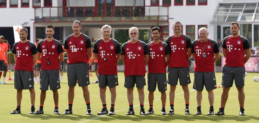 Bilder des Tages - SPORT 11.07.2016, Fussball 1. Liga 2016 2017, FC Bayern München, Trainingsauftakt an der Säbenerstrasse, v.l. Fitnesstrainer Francesco Mauri (Bayern München), Co-Trainer Davide Ancelotti (Bayern München), Co-Trainer Paul Clement (Bayern München), Cheftrainer Carlo Ancelotti (Bayern München), Fitnesstrainer Giovanni Mauri (Bayern München), Ernährungsberater Mino Fulco (Bayern München), Leiter Gesundheit und Fitness Holger Broich (Bayern München), Co-Trainer Hermann Gerland (FC Bayern München) und Torwart-Trainer Toni Tapalovic (FC Bayern München)