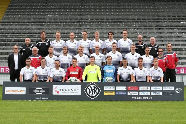 Fussball, GER, 3 Liga, Portraettermin 2016 2017, Mannschaftsfoto, VfR Aalen, Hintere Reihe von links: Masseur Achim Haegele, Physiotherapeut Frank Metz, Fabian Menig, Rico Preißinger, Nico Rodewald, Steffen Kienle, Markus Schwabl, Robert Mueller, Teammanager Bastian Noth, Betreuer Guenther Hammer. Mittlere Reihe von links: Geschaeftsfuehrer Markus Thiele, Cheftrainer Peter Vollmann, Yannick Deichmann, Mika Ojala, Thorsten Schulz, Matthias Morys, Gerrit Wegkamp, Torge Paetow, Daniel Schelhorn, Co-Trainer Jan Kilian, Torwarttrainer Timo Reus. Vordere Reihe von links: Oguzhan Kefkir, Thomas Geyer, Firat Sucsuz, Matthias Layer, Daniel Bernhardt, Raif Husic, Alexandros Kartalis, Maximilian Welzmueller, Sebastian Vasiliadis. 12.07.16, Aalen Copyright: Eibner-Pressefoto Langer